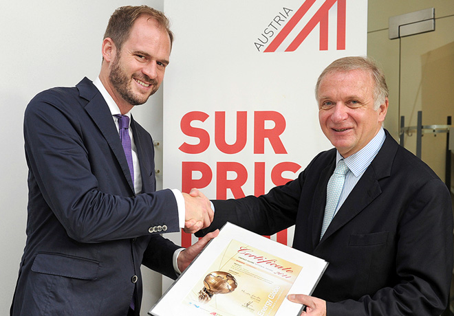 Peter Bosch (VW) recibe el premio del embajador autríaco, Dr Ralph Scheide
