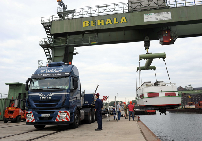 Iveco Stralis transporta en Alemania un barco de 73 toneladas 1