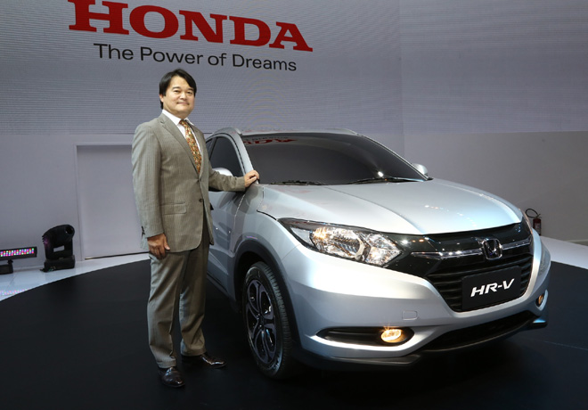 Hideki Kamiyama junto al Honda HR-V