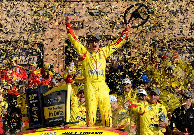 NASCAR - Kansas - Joey Logano en el Victory Lane