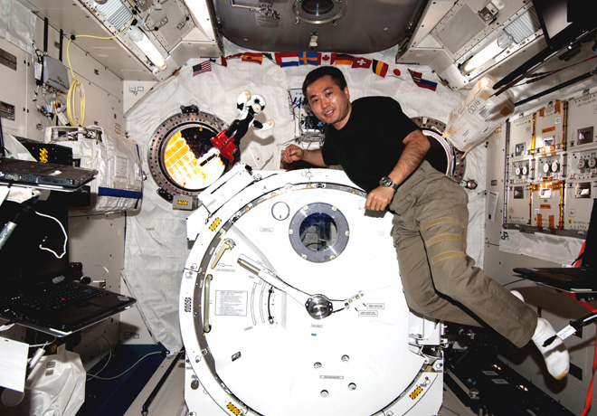 Toyota - Kirobo y el comandante japonés Wakata a bordo de la Estación Espacial Internacional
