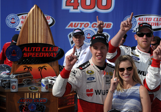 NASCAR - Fontana 2015 - Brad Keselowski en el Victory Lane