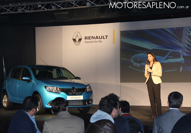 Julieta Rotger junto al nuevo Renault Sandero