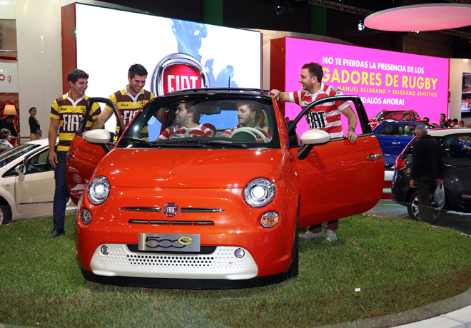 Alumni y Belgrano Athletic presentes en el stand de Fiat en el Salon del Automovil 1