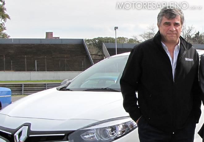 Alejandro Reggi - Director Comercial de Renault Argentina - junto al nuevo Fluence GT2