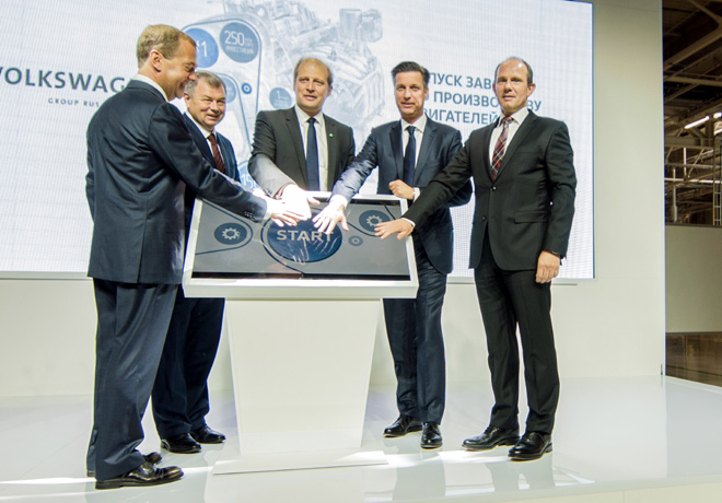 Medvedev - Artamonov - Osegowitsch - Schmall en la inauguracion de la planta de motores en Rusia