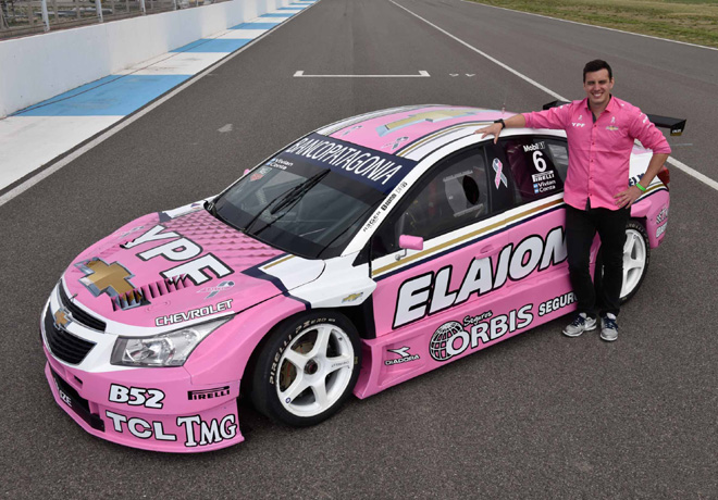 Franco Vivian junto al Chevrolet Cruze rosa del STC2000 en campaña de concientizacion Cancer de mama