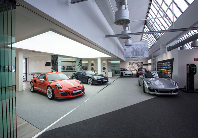 Porsche lleva 65 años entregando autos en su planta de Zuffenhausen 1