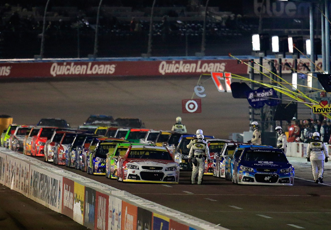 NASCAR - Phoenix 2015 - Dale Earnhardt Jr - Chevrolet SS - encabeza el pit lane