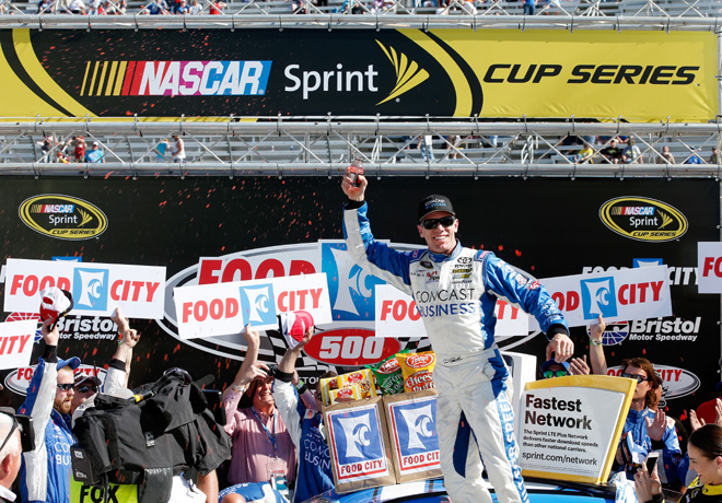 NASCAR - Bristol 2016 - Carl Edwards en el Victory Lane