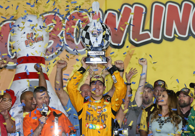 NASCAR - Kansas 2016 - Kyle Busch en el Victory Lane