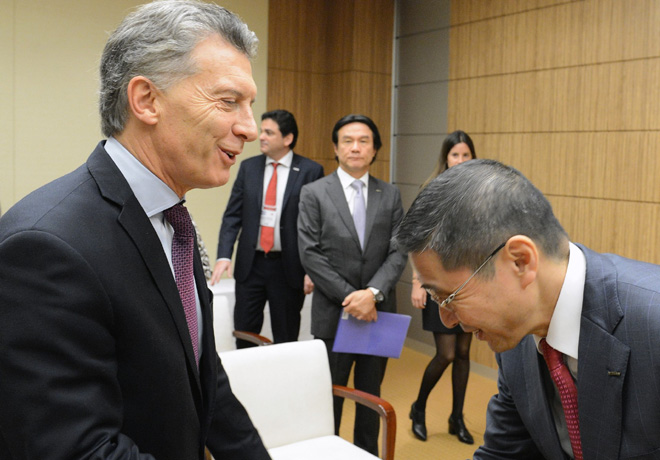 El presidente de Argentina -Mauricio Macri- y el CEO de Nissan -Hiroto Saikawa- se reunieron en Tokio