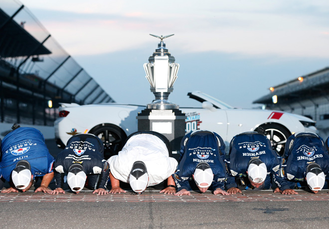 NASCAR - Indianapolis 2017 - Kasey Kahne y equipo besando el Brickyard