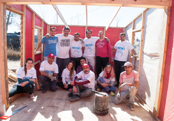 FCA construyo nuevas casas junto a la ONG Techo en Cordoba