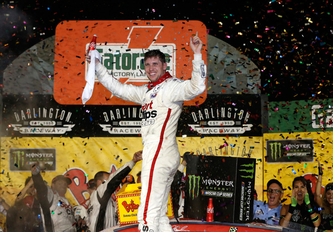 NASCAR - Darlington 2017 - Denny Hamlin en el Victory Lane
