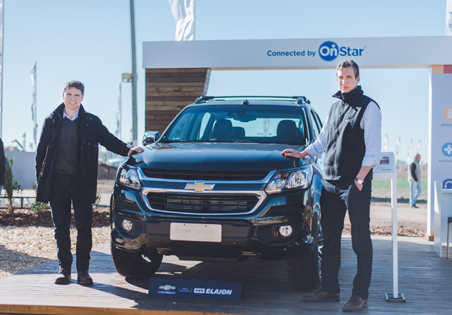 Rodigro Fiocco -Director de Marketing de Producto GM Mercosur- y Agustin Mazzola -Gerente de Producto GM Mercosur- junto a la Chevrolet S10 en Agroactiva 2018