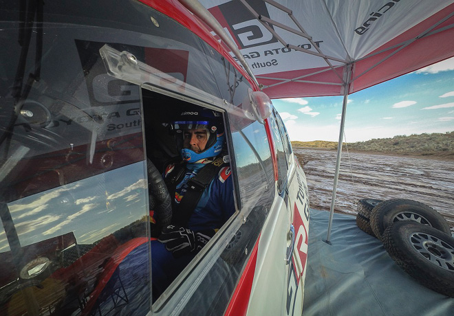 Fernando Alonso probo la Hilux del Dakar junto a Toyota Gazoo Racing