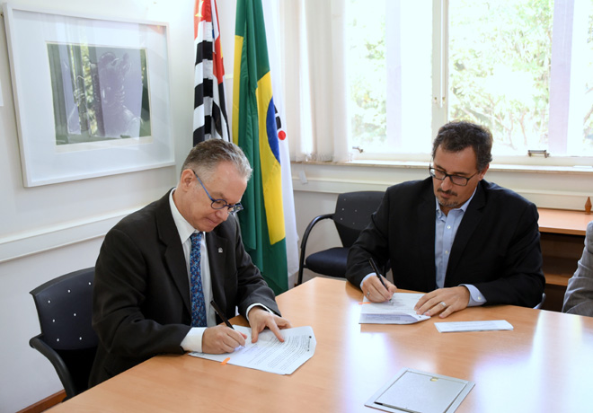 Marco Silva -presidente de Nissan Brasil- y Marcelo Knobel -Rector de Unicamp- firman acuerdo para estudiar las tendencias del uso de bioetanol en movilidad electrica