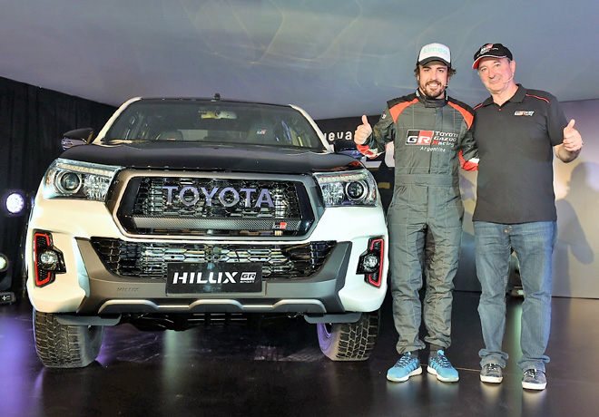 Fernando Alonso con Daniel Herrero en la presentacion de la Toyota Hilux GR Sport con motor V6
