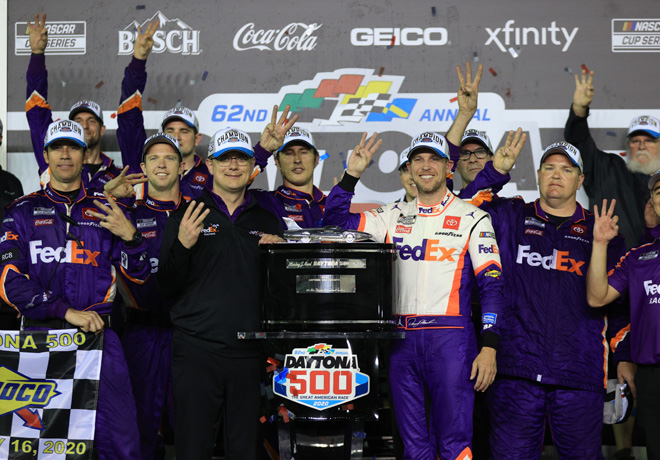 NASCAR - Daytona 2020 - Denny Hamlin en el Victory Lane