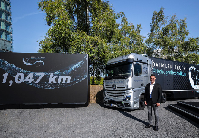 El camión a hidrógeno Mercedes-Benz GenH2 registró los 1.000 kilómetros recorridos con un solo llenado de hidrógeno líquido.