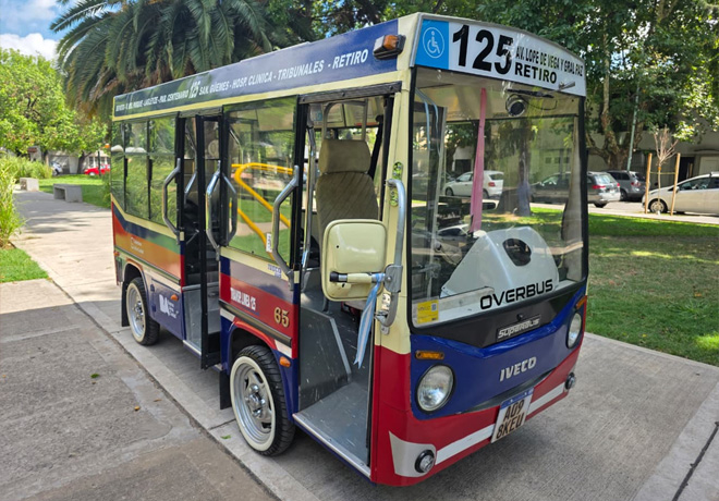Un mini IVECO BUS es emblema del barrio más chico de la Ciudad.