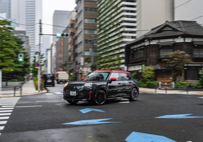 MINI John Cooper Works Aceman en las calles de Tokio.