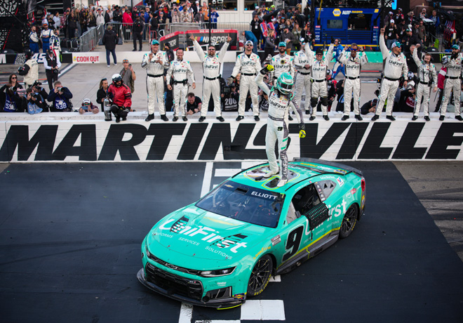 NASCAR en Martinsville – Carrera: Chase Elliot supera a Hamlin y logra la victoria.