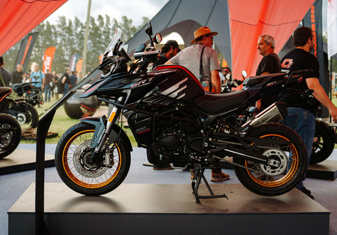 QJMOTOR consolidó su presencia en el Travel Fest 2026 con una masiva respuesta del público adventure.