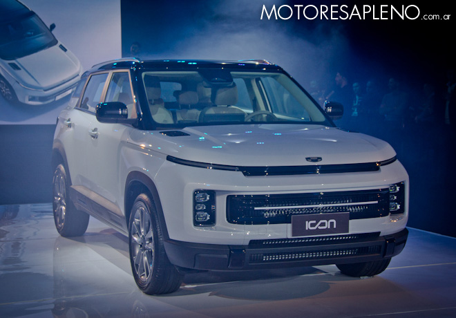 Geely presentó Icon, un SUV naftero, y adelantó la llegada de su pick-up híbrida a la Argentina.