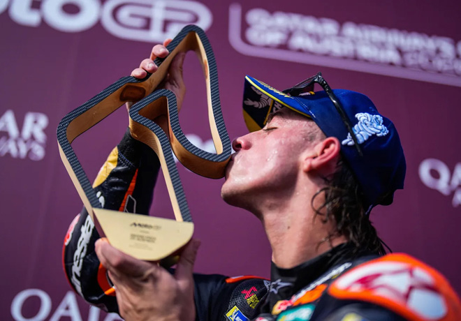 MotoGP en Austria – Carrera: Acosta resiste el ataque de Aprilia para conquistar una soñada primera victoria.