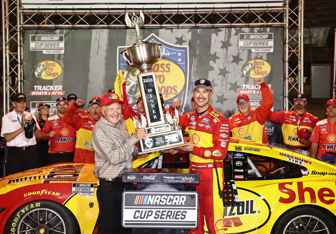 NASCAR en Bristol II – Carrera: Victoria de Logano en una carrera que terminó con incidentes en los pits.