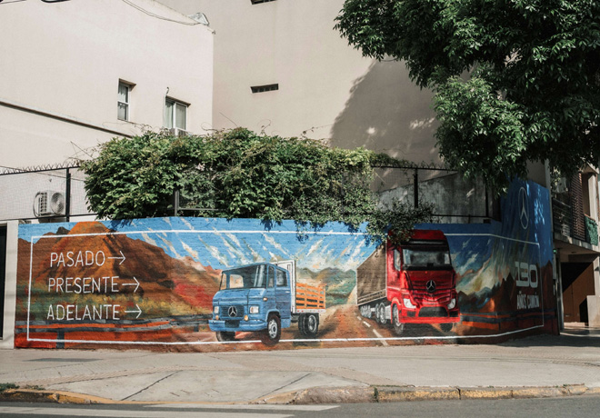 Mercedes-Benz Camiones y Buses celebra los 130 años del camión con una intervención artística federal.