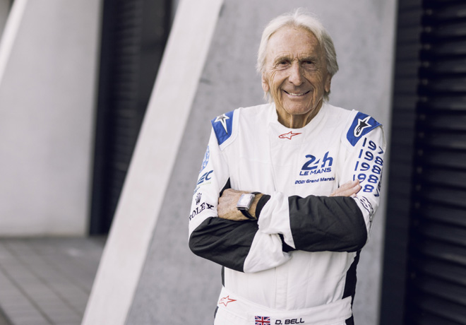 A punto de cumplir 85 años, Porsche felicita a Derek Bell.